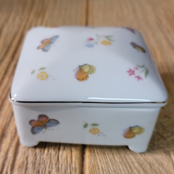 Vintage Porcelain Butterfly Trinket Dish with Lid. - Picture 1 of 12